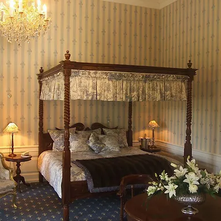 Hvedholm Slotshotel 호텔