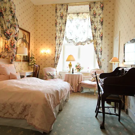 Hvedholm Slotshotel 호텔