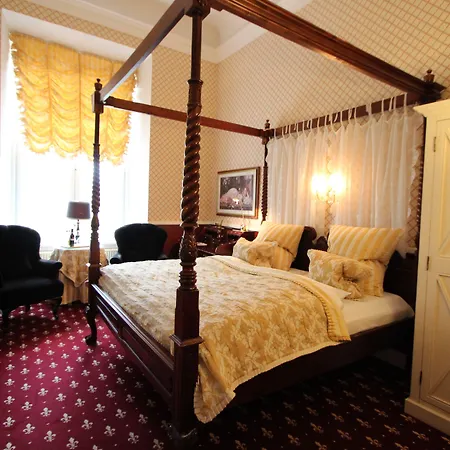 Hvedholm Slotshotel 호텔