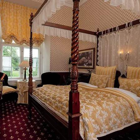 Hvedholm Slotshotel 호텔 4*