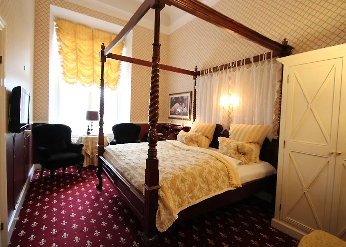 Hvedholm Slotshotel فندق