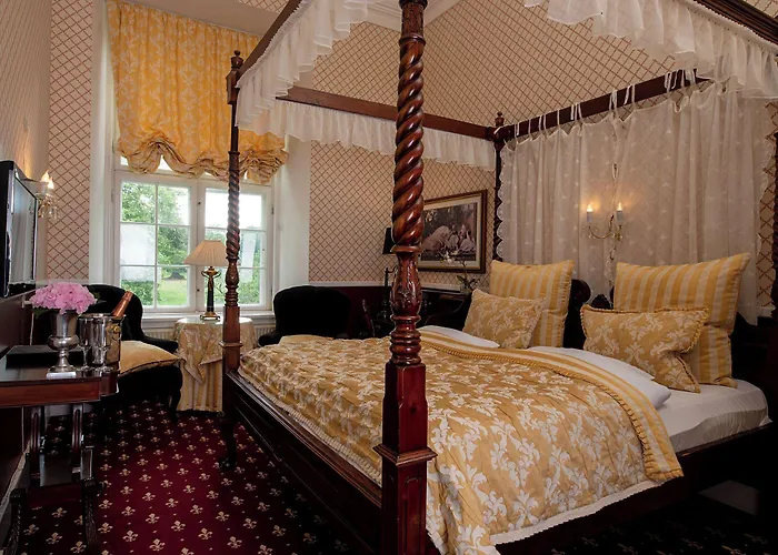 Hvedholm Slotshotel فندق 4*
